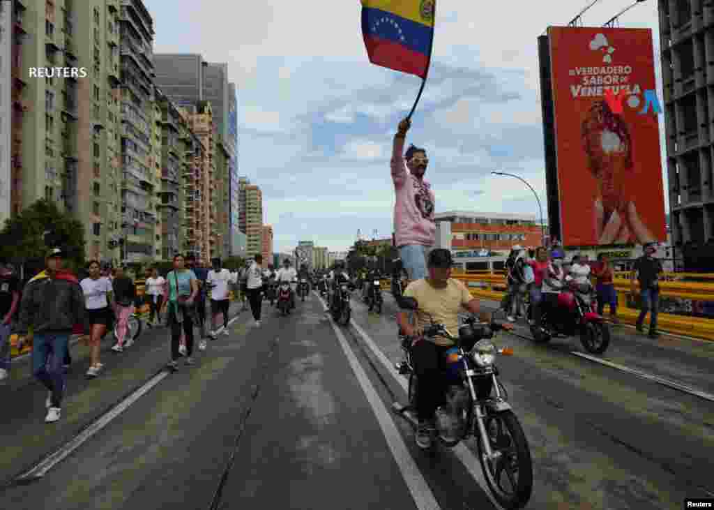 Partidarios de la oposición venezolana se manifiestan tras el anuncio del Consejo Nacional Electoral.