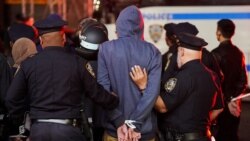 ქალაქ ნიუ-იორკის პოლიცია კოლუმბიის უნივერსიტეტში შეჭრის გამო, აქციის მონაწილეს აკავებს. ნიუ-იორკი, აშშ. 30 აპრილი, 2024წ.