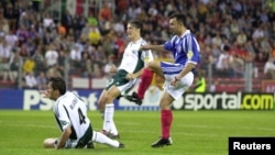 Ljubinko Drulović postiže gol na utakmici sa Slovenijom na Evropskom prvenstvu 2000. (Foto: Action Images / Darren Walsh)