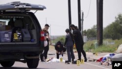 Petugas darurat membantu mengevakuasi tabrakan fatal di Brownsville, Texas, pada Minggu, 7 Mei 2023. Beberapa migran tewas setelah ditabrak kendaraan saat menunggu di halte bus dekat Ozanam Center, tempat penampungan migran dan tunawisma. (Foto: AP/Michael Gonzalez)