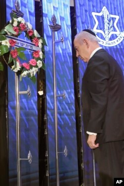 Perdana Menteri Israel Benjamin Netanyahu pada Hari Peringatan bagi tentara Israel yang gugur dan korban serangan di pemakaman militer Gunung Herzl di Yerusalem, Senin, 13 Mei 2024. (Gil Cohen-Magen/Pool Photo via AP )