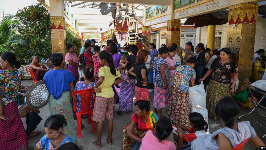 Người dân Myanmar chờ nhận gạo từ Chương trình Lương thực Thế giới của Liên Hiệp Quốc quyên tặng tại một tu viện ở Sittwe vào ngày 17/5/2023.