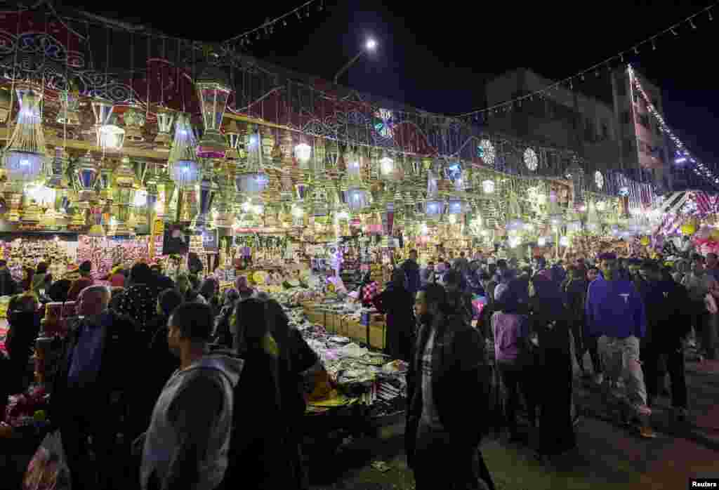مصر کے شہر قاہرہ کے ایک بازار میں رمضان کی مناسبت سے سجاوٹ کا سامان فروخت کیا جا رہا ہے۔ 