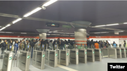 Usuarios del metro de Quito, Ecuador, hacen fila para lograr un boleto que les permita ingresar al medio de transporte. [Foto: Twitter @santiguarderas]