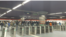 Usuarios del metro de Quito, Ecuador, hacen fila para lograr un boleto que les permita ingresar al medio de transporte. [Foto: Twitter @santiguarderas]