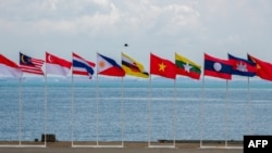 东盟成员国旗帜在印尼巴淡岛举行2023年东盟团结演习的海军基地上飘扬。（2023年9月20日）