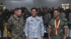 美国海军陆战队上校格兰(左)与菲律宾武装部队西部战区司令图雷斯(中)、菲律宾海军陆战队准将拉加迪奥(右)在2024年度MASA联合军演开幕式上合影。(Courtesy: U.S. Marine Corps photo by Sgt. Shaina Jupiter)