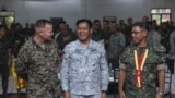 美国海军陆战队上校格兰(左)与菲律宾武装部队西部战区司令图雷斯(中)、菲律宾海军陆战队准将拉加迪奥(右)在2024年度MASA联合军演开幕式上合影。(Courtesy: U.S. Marine Corps photo by Sgt. Shaina Jupiter)