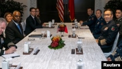 Министр обороны США Ллойд Остин и министр обороны Китая Дун Цзюнь принимают участие в двусторонней встрече в Сингапуре. 31 мая 2024 года.