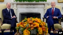 Presiden Joe Biden bertemu dengan Kanselir Jerman Olaf Scholz di Ruang Oval Gedung Putih di Washington, 3 Maret 2023. (Foto: AP)