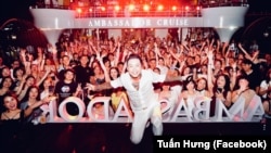 Ca sỹ Tuấn Hưng tại một sự kiện biểu diễn âm nhạc trên du thuyền Ambassador Cruise ở Việt Nam.