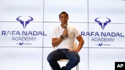 Rafael Nadal pandan yon konferans pou lapres nan peyi Espay, 18 Me 2023. 