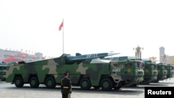 资料照片：2019年10月1日，携带高超音速导弹的军车在庆祝中华人民共和国成立70周年的阅兵式上驶过天安门广场。（路透社照片）