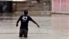 En esta imagen de captura de pantalla de un video publicado por Reuters, un residente en Piura, Perú, camina por una calle inundada debido a las torrenciales lluvias dejadas por el Ciclón Yaku, el 9 de marzo de 2023. Material facilitado por un tercero a Reuters.