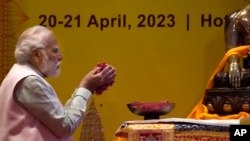 ভারতের নয়া দিল্লিতে গ্লোবাল বৌদ্ধ সম্মেলনের উদ্বোধনের সময় একটি গৌতম বুদ্ধ মূর্তির প্রতি পুষ্পস্তবক অর্পণ করেছেন ভারতের প্রধানমন্ত্রী নরেন্দ্র মোদি। ২০ এপ্রিল, ২০২৩। 