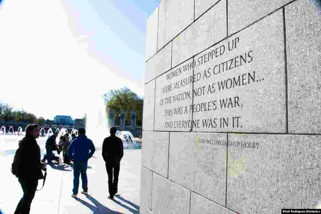 Como parte del monumento a la Segunda Guerra Mundial se leen mensajes en homenaje a los caídos.