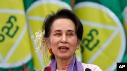 FILE - Pemimpin Myanmar saat itu Aung San Suu Kyi menyampaikan pidato di Naypyitaw, Myanmar, 28 Januari 2020. (AP)