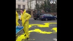 示威者在俄罗斯驻英大使馆外道路上绘制乌克兰国旗