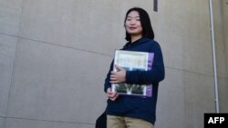 资料照片: 一名来自中国成都的留学生站在美国加州特曼库拉的林菲尔德基督教学校的校园里。（2016年3月23日）