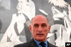 Bernard Ruiz-Picasso, cucu Pablo Picasso, berbicara kepada wartawan di depan lukisan "Guernica" Pablo Picasso di Museum Reina Sofia, Madrid, Spanyol, Senin, 12 September 2022. (AP/Andrea Coma)