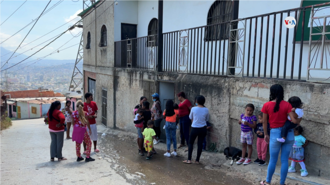 Varias personas hacen fila afuera de una iglesia para una consulta médica gratuita. Cerca de 6,5 millones de personas padecen hambre en Venezuela, según un informe de la ONU publicado en enero. [Foto: Nicole Kolster]