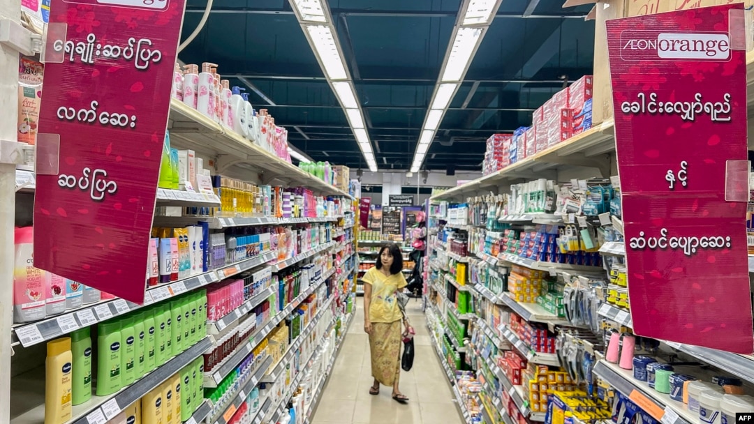 ရန်ကုန်မြို့ရှိ Aeon Orange စူပါမားကတ်မှာ ဈေးဝယ်နေသူတစ်ဦး (ဇူလိုင် ၁၊ ၂၀၂၄)