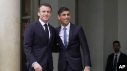 ဗြိတိန်ဝန်ကြီးချုပ် Rishi Sunak (အလယ်) နှင့် ပြင်သစ်သမ္မတ Emmanuel Macron တို့ ပါရီမြို့ Elysee (အလီဇေ) သမ္မတအိမ်တော်တွင် မတ်လ ၁၀ ရက်၊ သောကြာနေ့က တွေ့ဆုံစဉ်