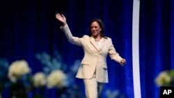 Wakil Presiden AS Kamala Harris menyapa hadirin saat hadir di acara perkumpulan Zeta Phi Beta, Inc.'s Grand Boulé, di Indianapolis, Indiana, pada 24 Juli 2024. (Foto: AP/Darron Cummings)