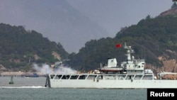 在靠近台灣金門島的福建省福州附近海域一艘中國海軍戰艦在舉行軍演時開火。 （2023年4月8日）