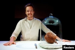 Pendiri perusahaan daging Australia Vow, Tim Noakesmith, menunjukkan bakso yang terbuat dari daging yang dibudidayakan menggunakan DNA mamut berbulu yang telah punah di NEMO Science Museum di Amsterdam, Belanda, 28 Maret 2023. (REUTERS/Piroschka van de Wouw)