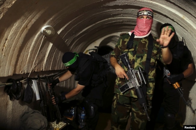 Tünellerin uzunluğu güvenlik analistlerine göre yüzlerce kilometreyi buluyor. Hamas'ın askeri kanadı İzzeddin El Kassam Tugayları savaşçılarının görüldüğü fotoğraf 18 Ağustos 2014'ten.