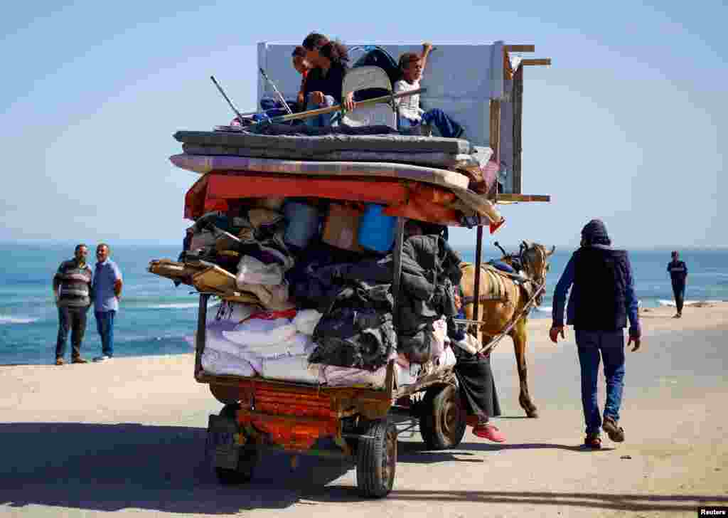 Палестинците бегаат со количка влечена од коњи откако израелските сили започнаа копнена и воздушна операција во источниот дел на јужниот град Газа, во јужниот дел на Појасот Газа.