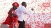 Nesta foto tirada no sábado, 12 de outubro de 2019, Filipe Nyusi e a sua esposa Isaura, num comício eleitoral em Maputo, Moçambique.