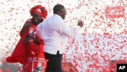 Nesta foto tirada no sábado, 12 de outubro de 2019, Filipe Nyusi e a sua esposa Isaura, num comício eleitoral em Maputo, Moçambique.