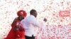 Nesta foto tirada no sábado, 12 de outubro de 2019, o líder do Partido Frelimo e Presidente Filipe Nyusi, e a sua esposa Isaura, num comício eleitoral em Maputo, Moçambique.