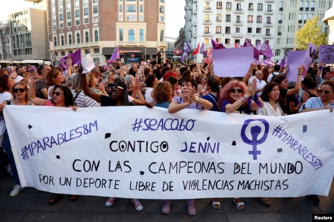 People protest against Royal Spanish Football Federation President Luis Rubiales at Plaza Callao, Madrid, Spain on Aug. 28, 2023. (REUTERS/Isabel Infantes)