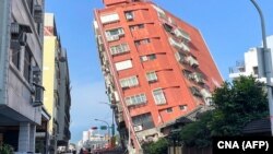 台湾花莲强震后倾斜的住宅楼。(2024年4月3日)