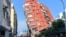 台湾花莲强震后倾斜的住宅楼。(2024年4月3日)