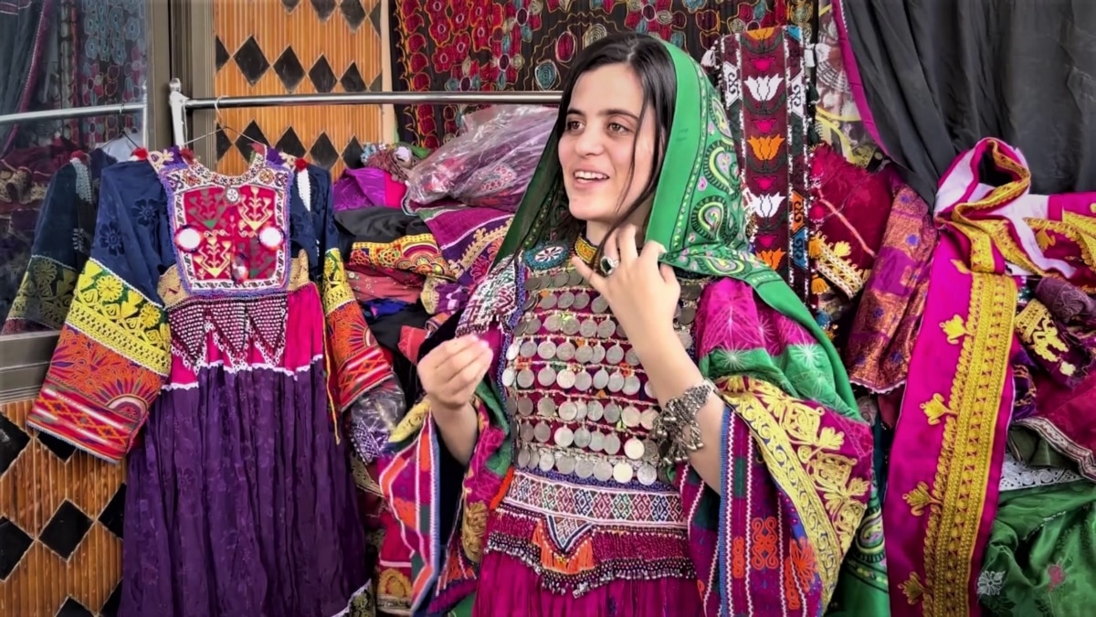 پېښور کې د دودیزو جامو سوداګره وايي هره میاشت تر ۸۰۰ زره کلدارې ګټي