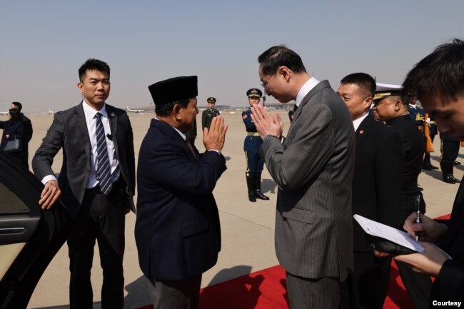 Menteri Pertahanan dan presiden terpilih Indonesia, Prabowo Subianto tiba di Beijing, China, Minggu (31/3). (Courtesy : Tim Prabowo-Gibran)
