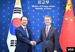 24일 서울 외교부 청사에서 김홍균 한국 외교부 제1차관과 마자오쉬 중국 외교부 상무부부장이 만나 제10차 외교차관 전략대화 전 악수를 나누고 있다. (사진출처: 한국 외교부)