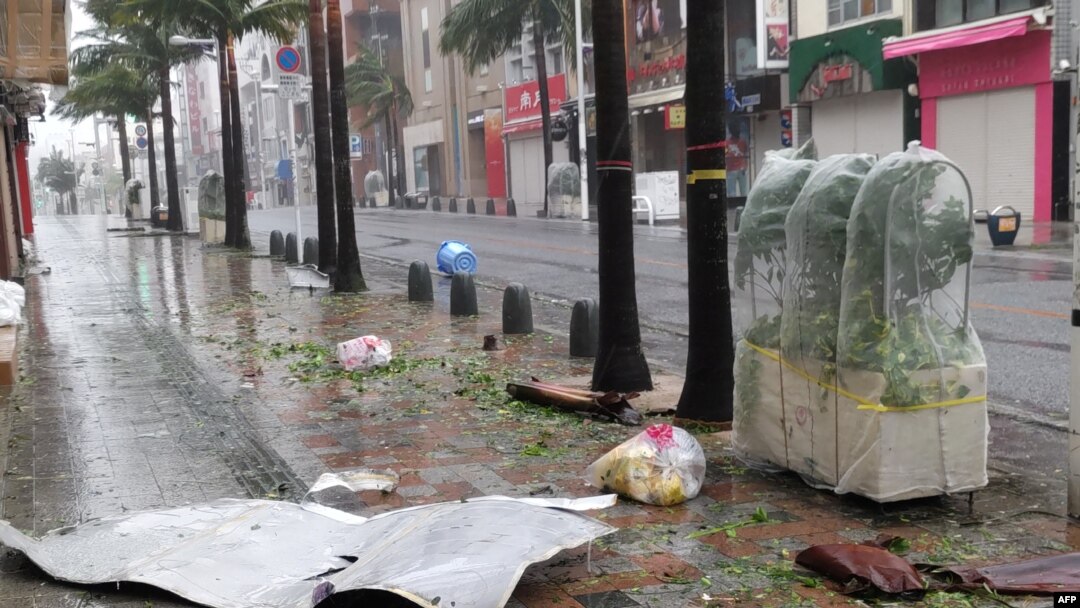 Sejumlah puing-puing berserakan di jalanan pusat kota Naha, Okinawa, saat angin kencang akibat badai Khanun menyerang kota tersebut pada 2 Agustus 2023. (Foto: JIJI Press/AFP)