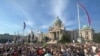 Učesnici petog protesta "Srbija protiv nasilja" ispred Narodne skupštine u Beogradu, 3. juna 2023. (Foto: VOA/Jovana Đurović)