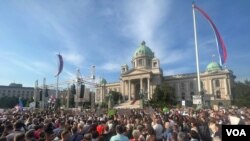 Učesnici petog protesta "Srbija protiv nasilja" ispred Narodne skupštine u Beogradu, 3. juna 2023. (Foto: VOA/Jovana Đurović)