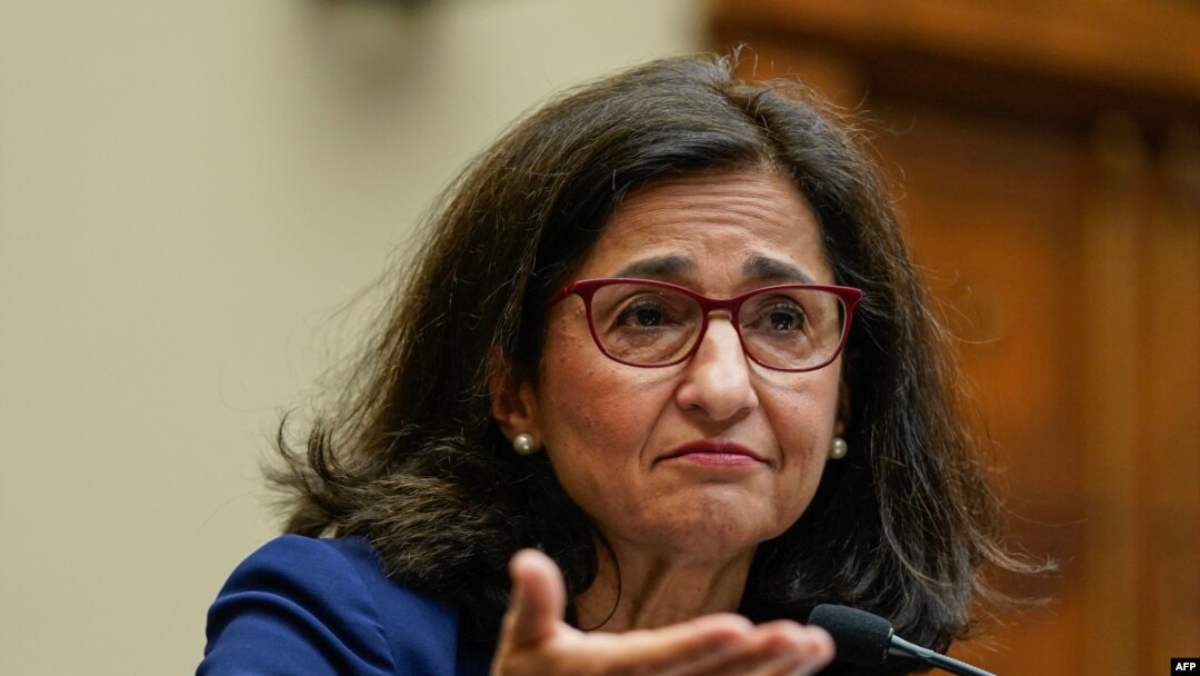 Rektor Universitas Columbia Dr. Nemat Minouche Shafik bersaksi di hadapan anggota DPR AS terkait antisemitisme di lingkungan kampus dalam sebuah rapat kerja di Gedung Capitol, Washington, pada 17 April 2024. (Foto: AFP/Drew Angerer)