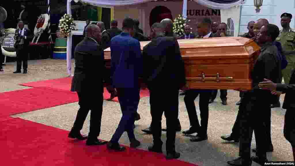 Mwili wa Hayati Bernard Kamilius Membe ukiwasili katika viwanja vya Karimjee kwa ajili ya kutoa heshima ya mwisho.