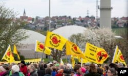 Para aktivis merayakan penghentikan operasi pembangkit listrik tenaga nuklir Isar 2 di Neckarwestheim, Jerman, Sabtu, 15 April 2023. (Foto: Stefan Puchner/DPA via AP)