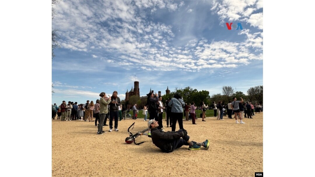En Fotos | El eclipse visto entre monumentos de la Explanada Nacional en Washington