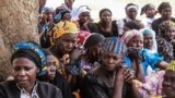 Pais e parentes participam de uma comemoração cinco anos depois que suas meninas foram sequestradas pelo grupo jihadista Boko Haram em 14 de abril de 2019, fora do governo local de Chibok.