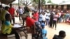 Eleitores fazem fila para votar em Maputo, Moçambique, terça-feira, 15 de outubro de 2019, nas eleições presidenciais, legislativas e provinciais do país